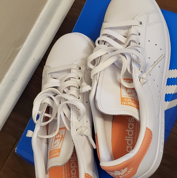 Women 7 1/2 run big. White and coral - Picture 4 of 4